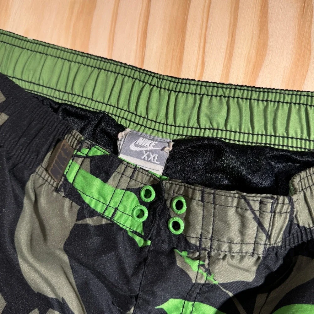 Nike Men's Hibiscus Floral Board Shorts Swim Trunks Green Black White XXL